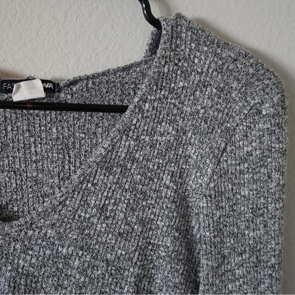 Hooded sweater knit crop top - Picture 2 of 3